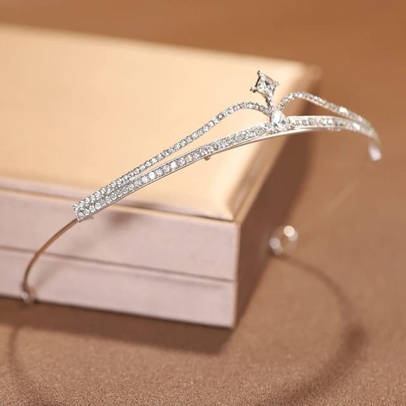 The Minimalist Crystal Tiara - Picture 2 of 4